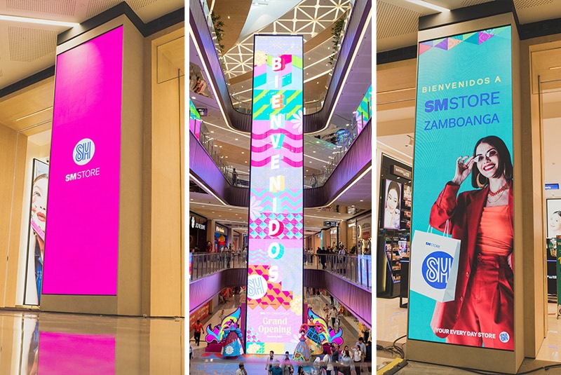 Des écrans LED verticaux sur piliers au bandeau monumental de l’atrium, les espaces SM Store déploient storytelling de marque, messages d’accueil bilingues et campagnes créatives sur les parcours shopping.
