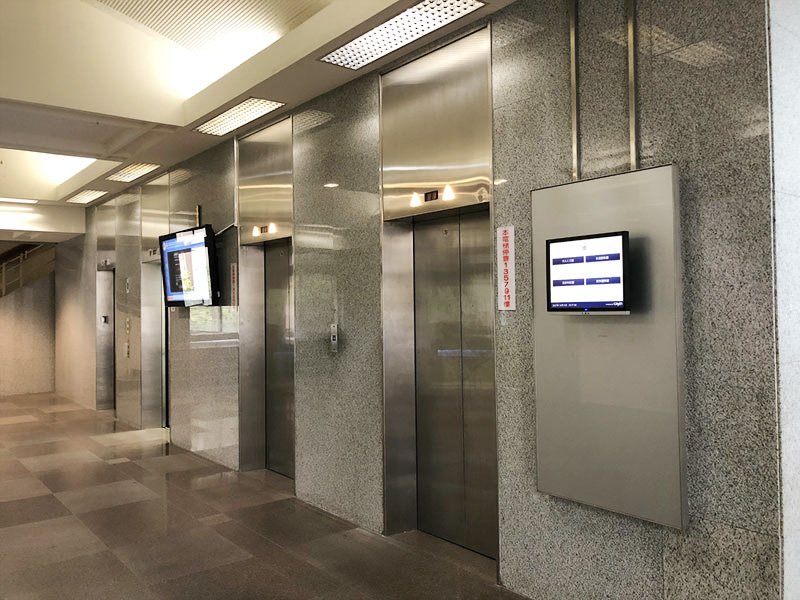 wayfinderPost and digital bulletin board at the elevator