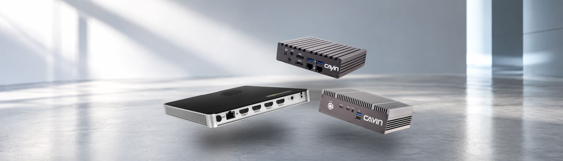 Trois lecteurs d'affichage dynamique CAYIN SMP avec leurs ports HDMI, USB et réseau