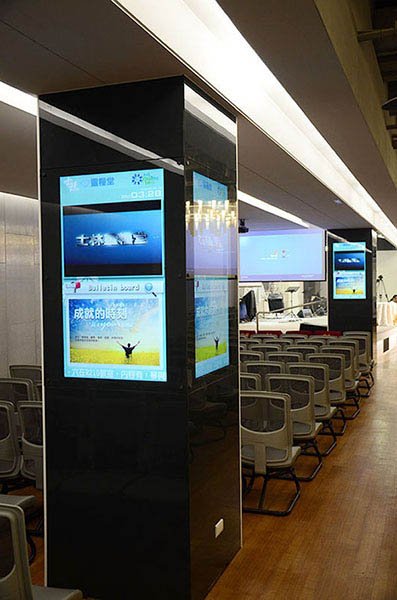 霊糧堂キリスト教会の礼拝所におけるデジタルサイネージ