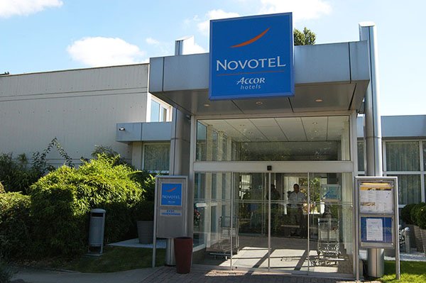 フランスのノボテルチェーンホテルにおけるホスピタリティデジタルサイネージ