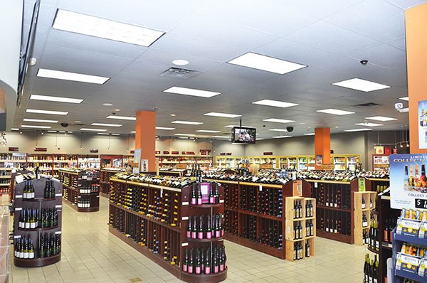ショップや店舗におけるデジタルサイネージ - CSN Wines & Spirits （カナダ）