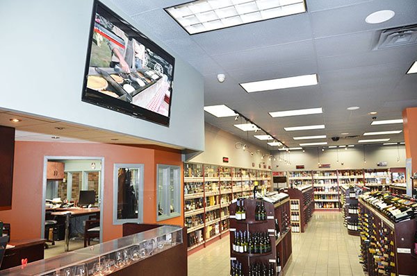 ショップや店舗におけるデジタルサイネージ - CSN Wines & Spirits （カナダ）
