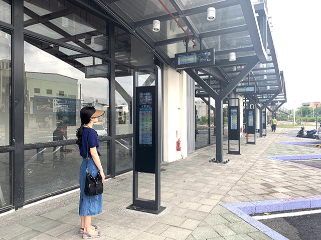 台湾の潮州バス乗り換えターミナルのデジタルサイネージ