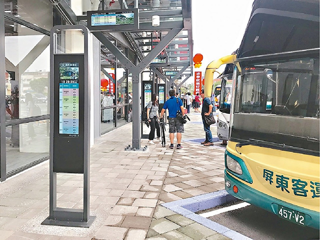 台湾の潮州バス乗り換えターミナルのデジタルサイネージ