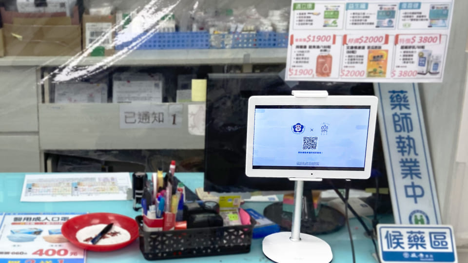 薬局の会計カウンターでのデジタルサイネージディスプレイ
