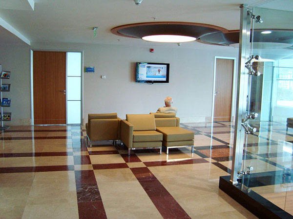การใช้งานป้ายไฟฟ้าดิจิตอลในสุขภาพที่โรงพยาบาล Medicana International, ตุรกี