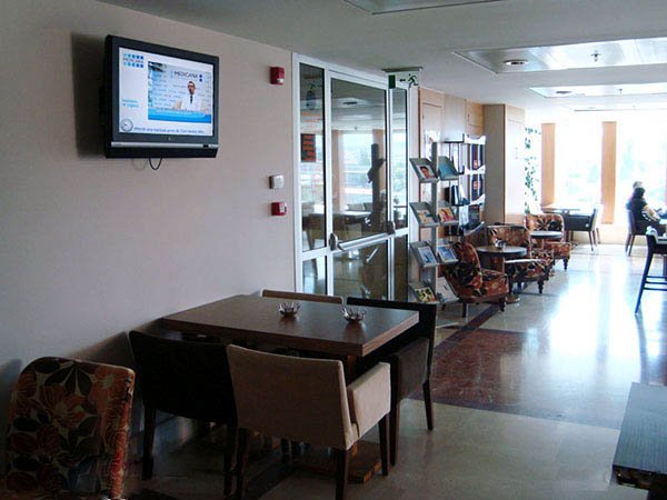 การใช้งานป้ายไฟฟ้าดิจิตอลในสุขภาพที่โรงพยาบาล Medicana International, ตุรกี