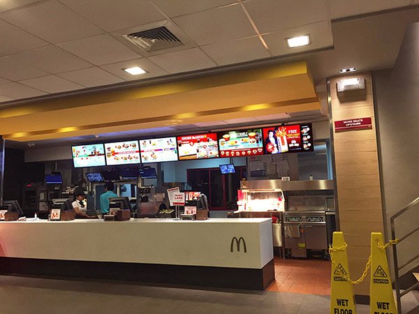 การแสดงผลดิจิตอลไซน์ในร้านอาหารที่จดทะเบียนของ McDonald's ในฟิลิปปินส์