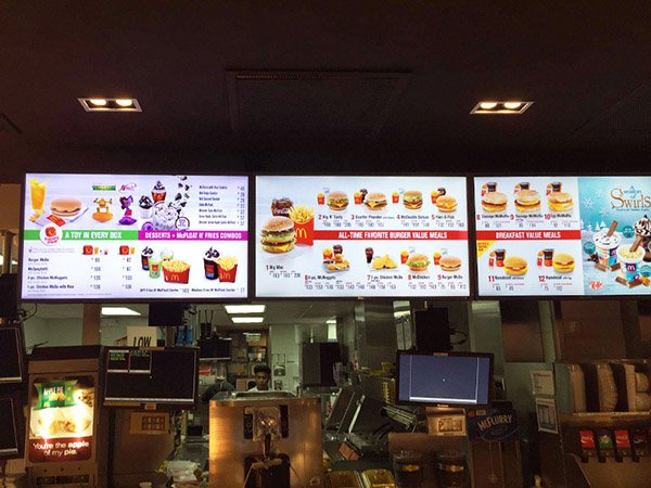 E-menu ในร้านอาหาร McDonald's ที่เคาน์เตอร์ใกล้ชิดในฟิลิปปินส์