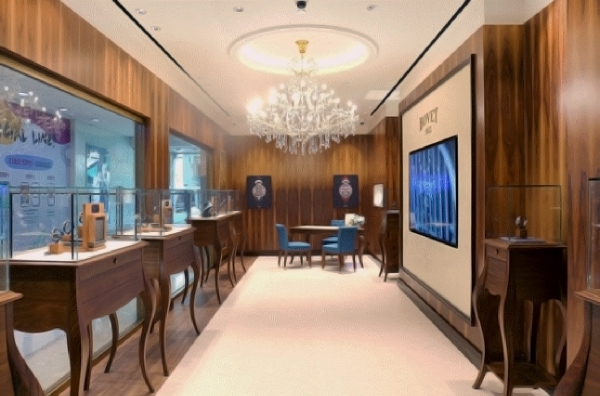 การใช้งานอุปกรณ์ดิจิทัลไซน์ในร้านค้าปลีก Bovet 1822 Luxury Watch ประเทศไทย