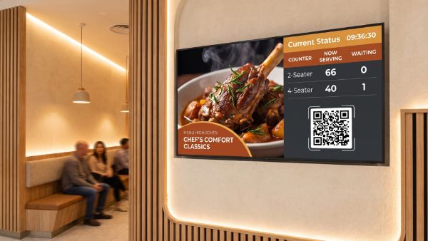GOxCALL 可以應用在餐飲業，入口螢幕同時顯示菜單重點跟候位號碼。